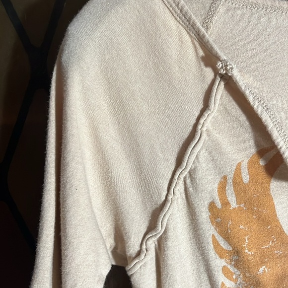 ✨2 for $20✨ Khaki/beige 3/4 length graphic t shirt with green and orange print. - Picture 5 of 8